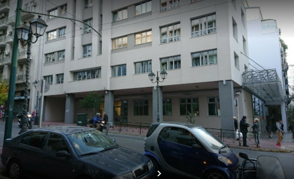 Επίθεση στα γραφεία της ΔΕΗ στη Αγίου Κωνσταντίνου – “Γκρέμισαν” τη τζαμαρία και πέταξαν μπογιές