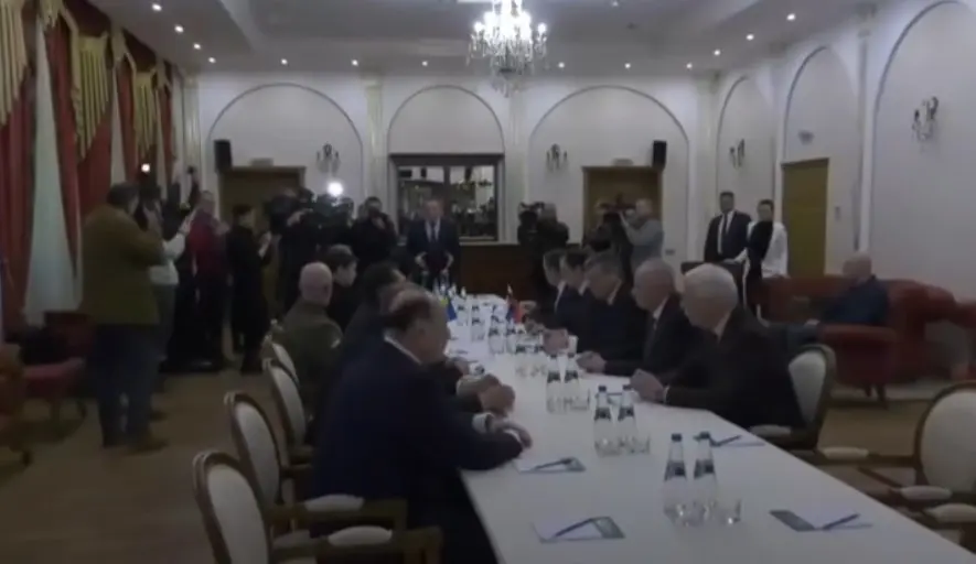 “Κλείδωσε” ο δεύτερος γύρος συνομιλιών Ουκρανίας και Ρωσίας – Απόψε με την ίδια σύνθεση – “Όχι” σε τελεσίγραφα λέει το Κίεβο