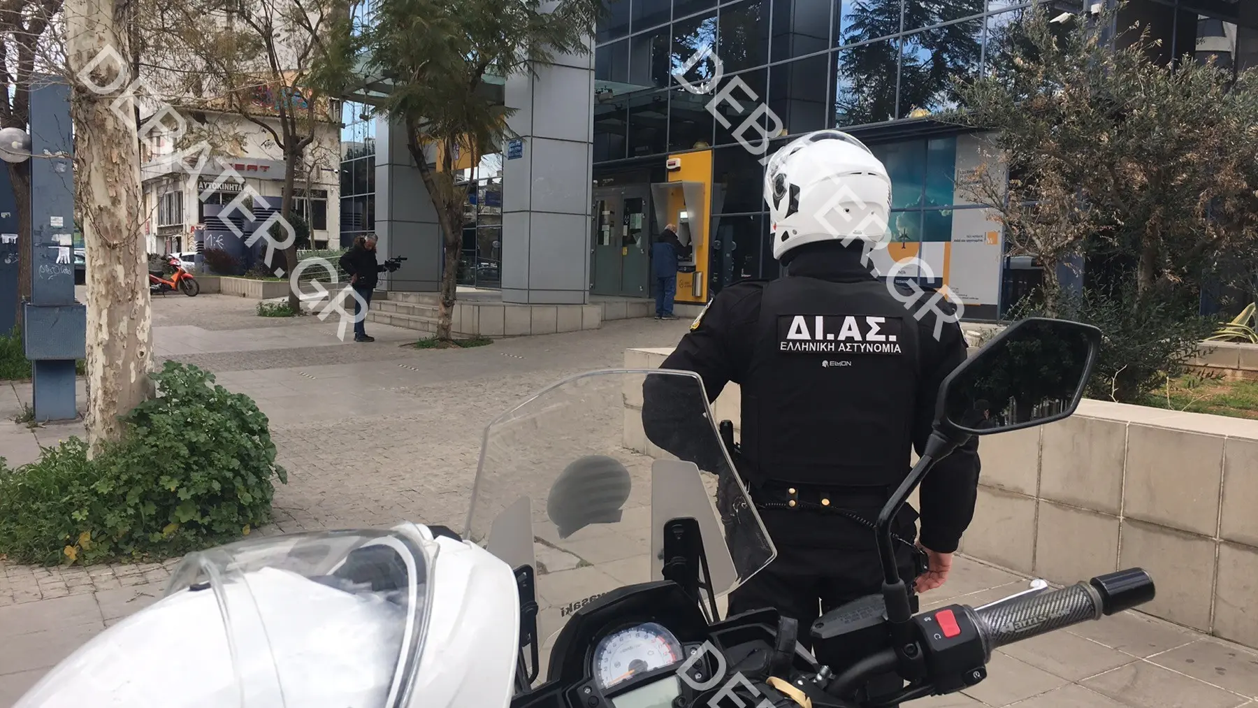 Ένοπλη ληστεία σε τράπεζα Πειραιώς στη Συγγρού (pics)