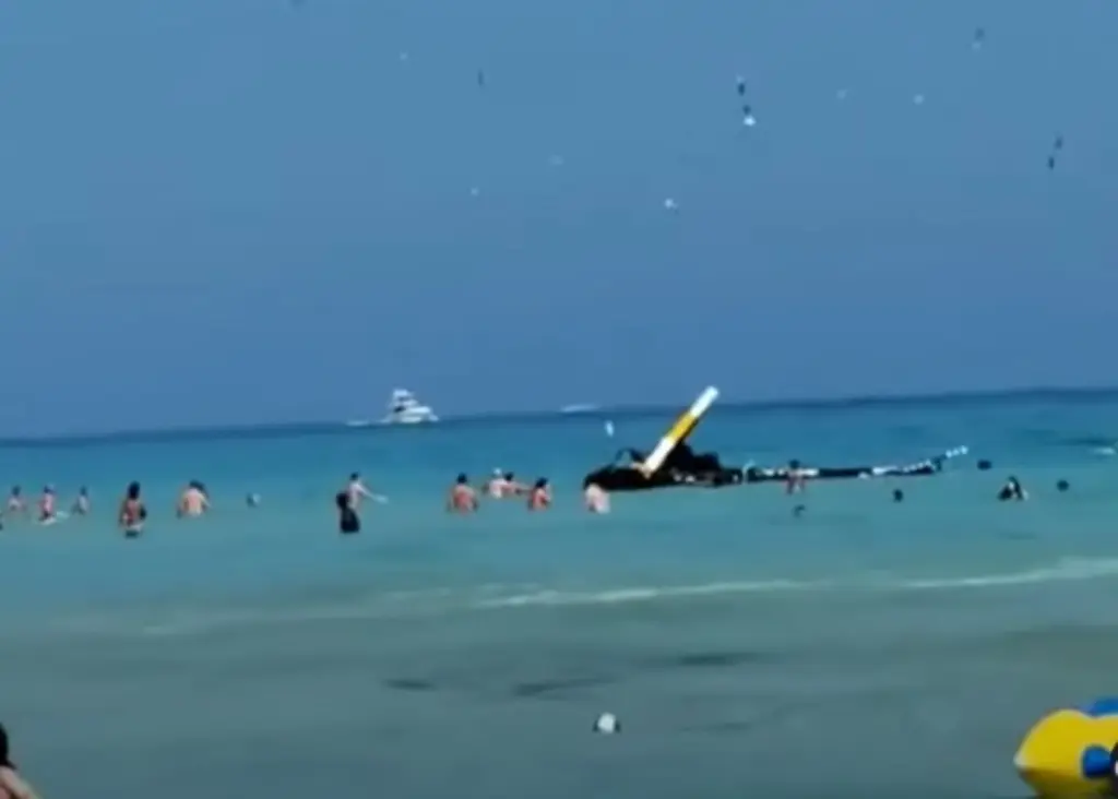 Τρομακτικό βίντεο – Ελικόπτερο τσακίζεται στη θάλασσα δίπλα σε λουόμενους (vid)