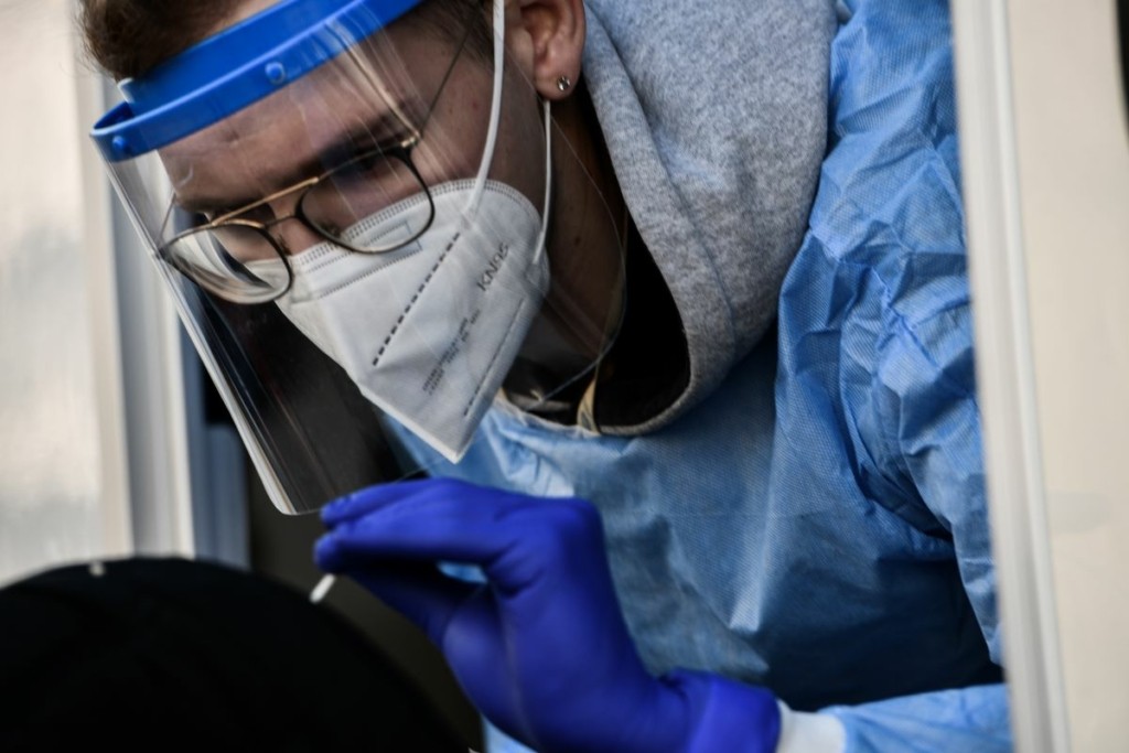 Στα 18.605 τα νέα κρούσματα την Παρασκευή – Παραμένουν ψηλά οι θάνατοι