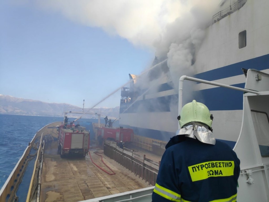 Οι προσπάθειες της ΕΜΑΚ για τους εγκλωβισμένους στο πυρακτωμένο “κουφάρι” του Euroferry Olympia