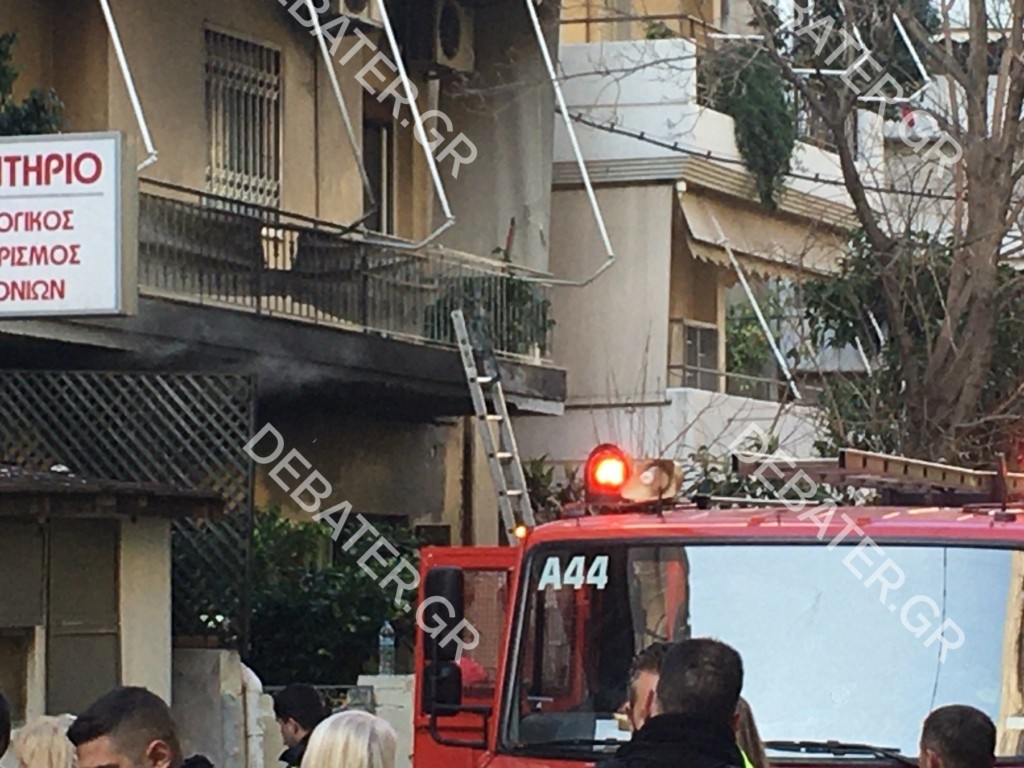 Φωτιά σε ισόγειο διαμέρισμα στην Αθήνα (pics&vid)