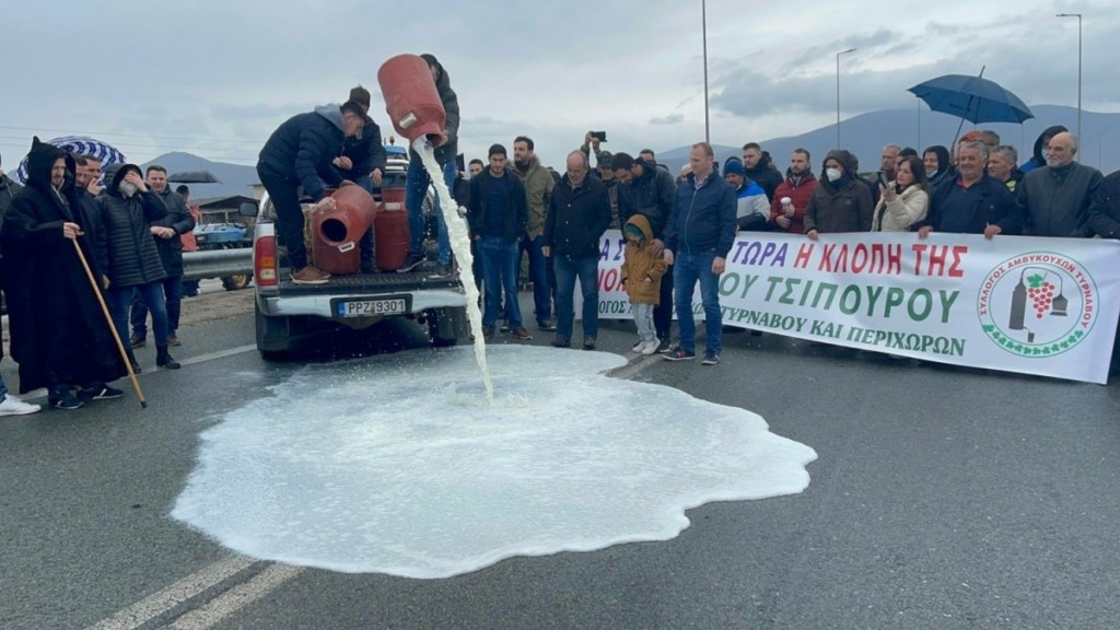 Οργισμένοι οι παραγωγοί του Τυρνάβου – Έκλεισαν την Ε.Ο. Λάρισας-Κοζάνης – Πέταξαν γάλα στον δρόμο (vid)