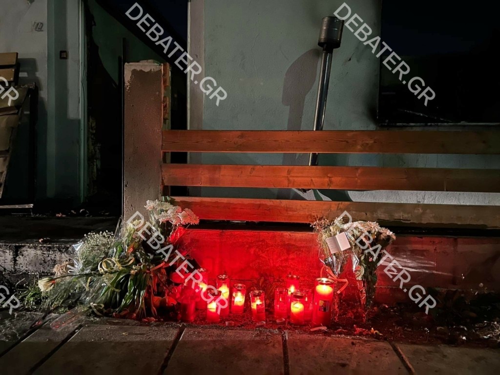 Το απόγευμα το τελευταίο “αντίο” στη μάνα που κάηκε αγκαλιά με τα δύο παιδιά της στη Θεσσαλονίκη – Κεράκια έξω από το σπίτι (pic)