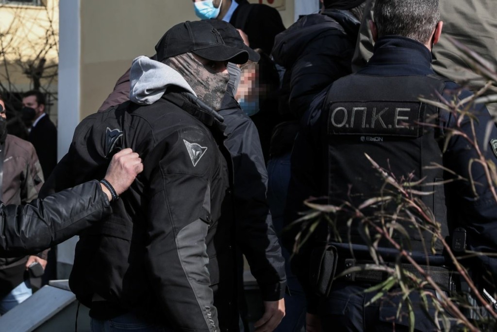 Σοκάρει το “διαβολικό” ζεύγος της Κυψέλης – Η 29χρονη ήξερε για τα οστά του 7χρονου στην εργαλειοθήκη (vid)
