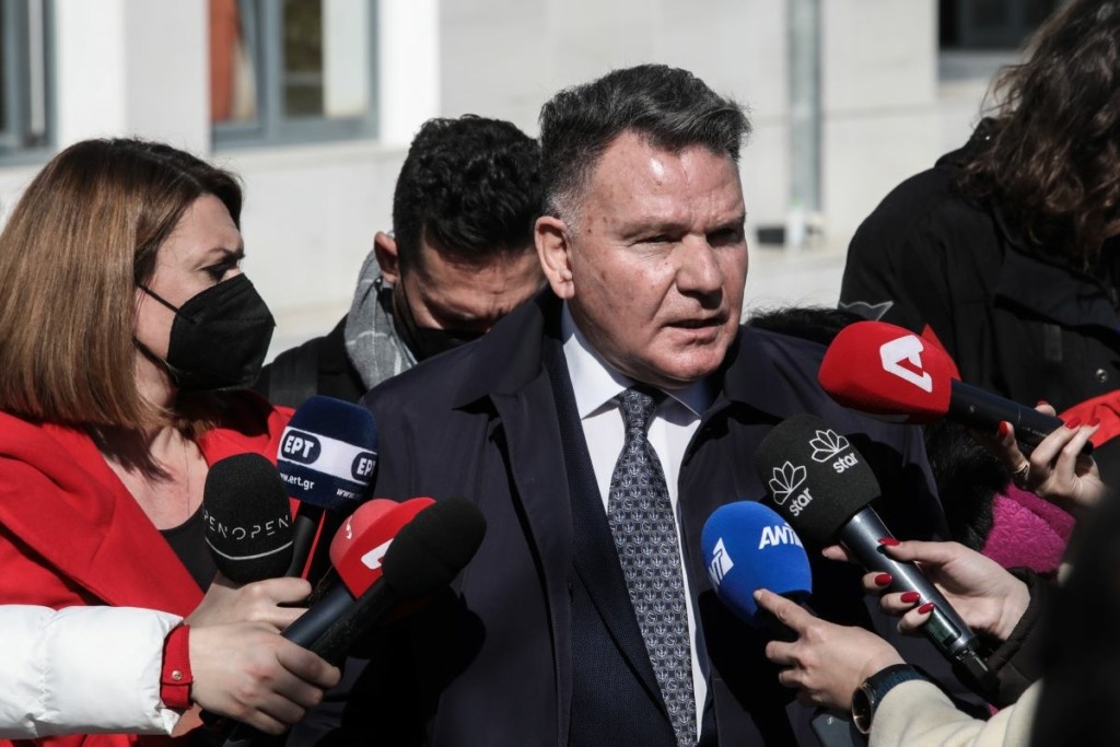 Προπηλάκισαν τον Αλέξη Κούγια μετά τη διακοπή της δίκης Λιγνάδη – Τον “έλουσαν” με ένα μπουκάλι νερό