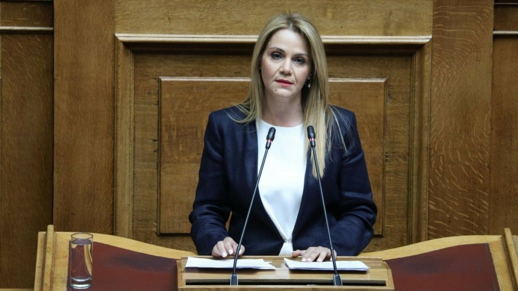 Αναστάτωση στη Βουλή – Ξαφνική αδιαθεσία ένιωσε η Μίκα Ιατρίδη