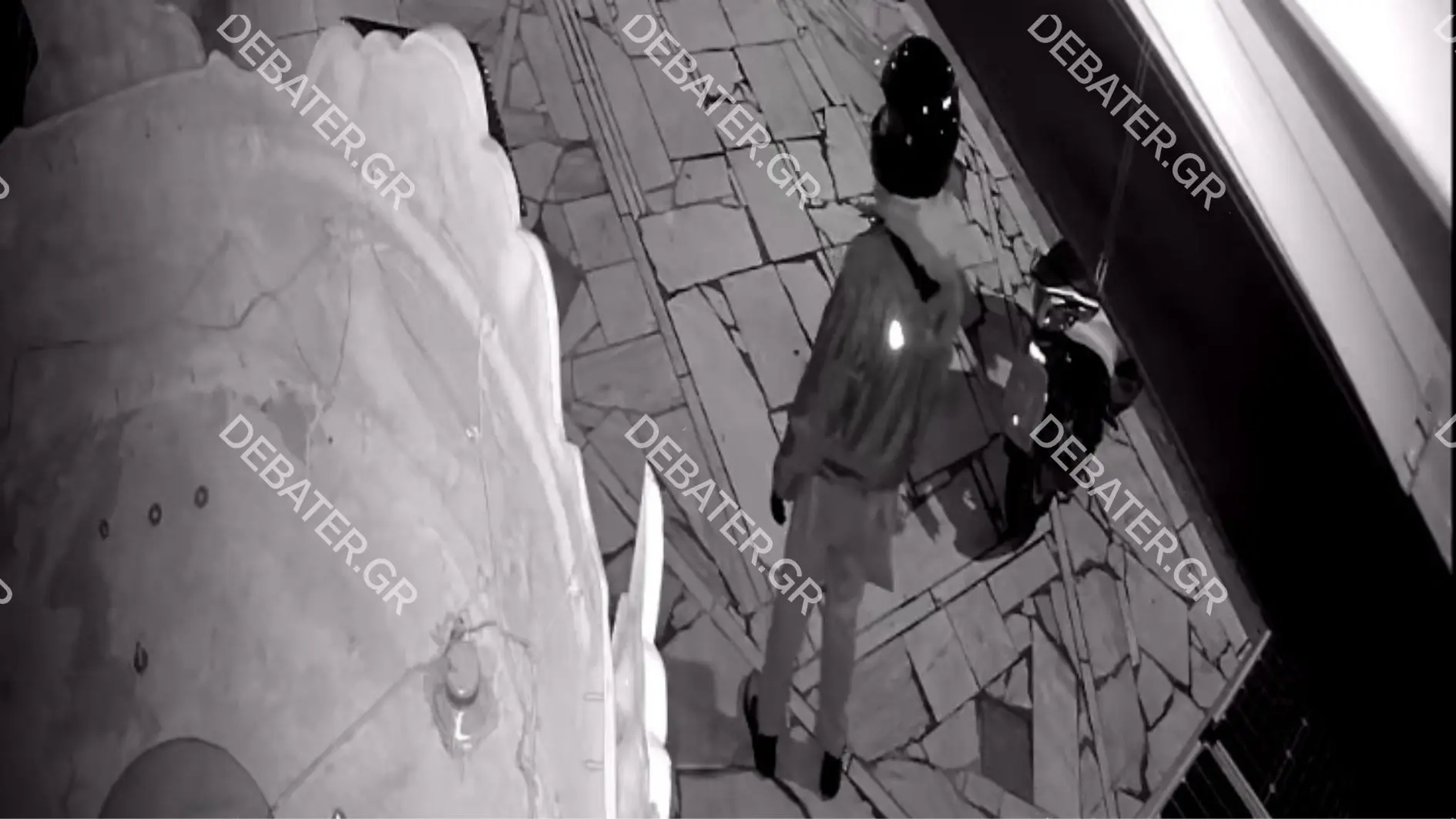 Διαρρήκτες “ξήλωσαν” μίνι μάρκετ και απείλησαν με όπλο υπαλλήλους βενζινάδικου – “Μην πλησιάζετε θα σας κλαίνε οι μανούλες σας” (pics&vid)