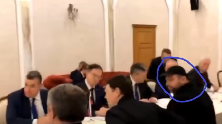 Ο μυστηριώδης διαπραγματευτής με το μαύρο καπέλο που “τράβηξε” τα βλέμματα – Ποιος είναι ο “Ουκρανός Στάλιν”