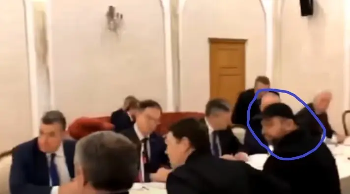 Ο μυστηριώδης διαπραγματευτής με το μαύρο καπέλο που “τράβηξε” τα βλέμματα – Ποιος είναι ο “Ουκρανός Στάλιν”