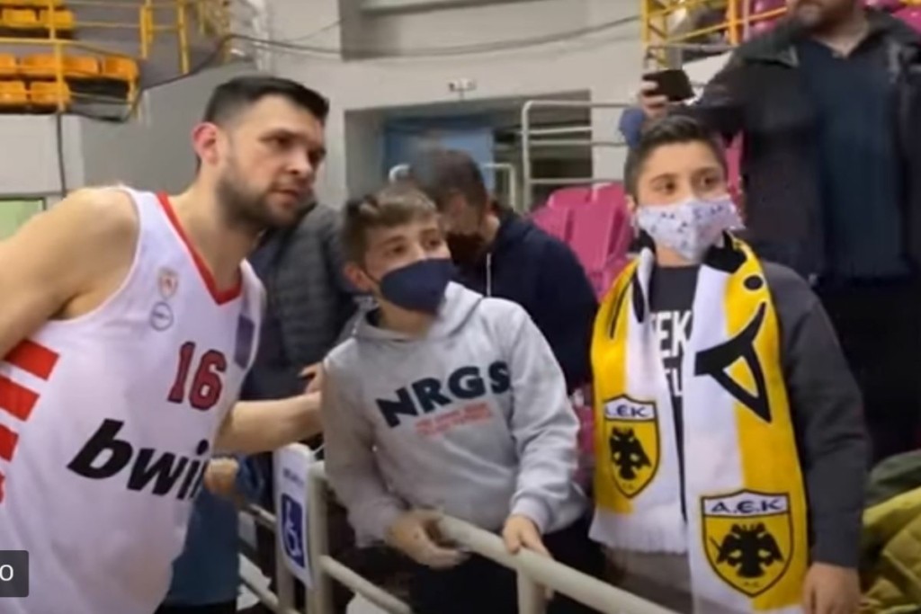 Ο Κώστας Παπανικολάου φωτογραφίζεται με πιτσιρικά οπαδό της ΑΕΚ και στέλνει το πιο δυνατό μήνυμα (vid)