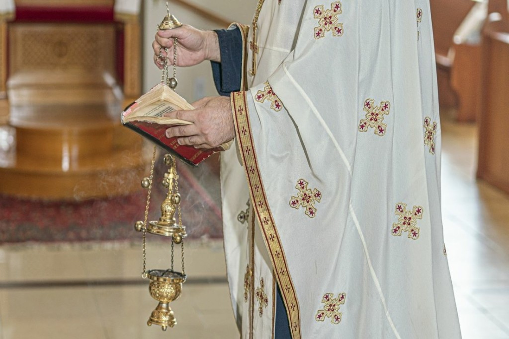 Σύλληψη αρχιμανδρίτη στα Εξάρχεια – Τον βρήκαν μέσα σε όχημα να ψάχνει με φακό