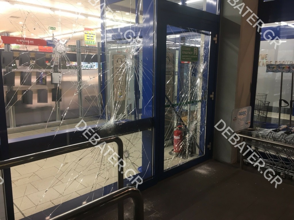 Ο Ρουβίκωνας τα έκανε “γυαλιά καρφιά” στα Lidl στο Ίλιον (pics)