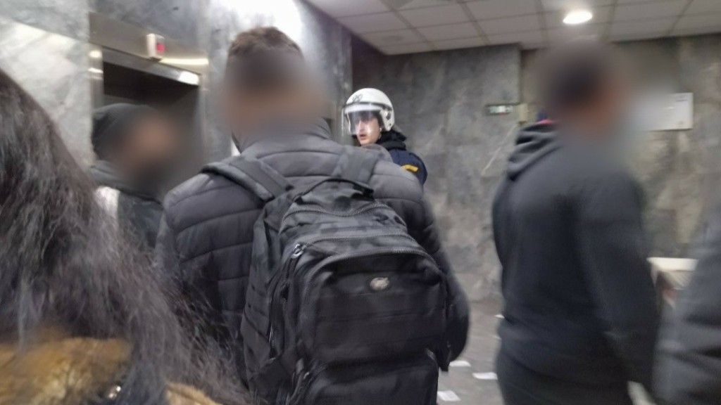 “Ντου” του Ρουβίκωνα στο υπουργείο Εργασίας για τις 1.500 απολύσεις στη ΛΑΡΚΟ (pics)