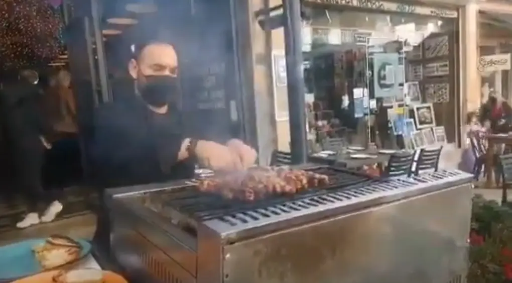 Ο πόλεμος στην Ουκρανία ακύρωσε τα ψησίματα της Τσικνοπέμπτης, η διάθεση όμως παραμένει (vid)