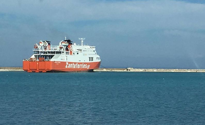 Πλοίο με 160 επιβάτες δεν μπορεί να δέσει στο λιμάνι της Μήλου