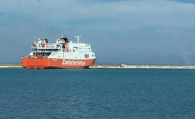 Πλοίο με 160 επιβάτες δεν μπορεί να δέσει στο λιμάνι της Μήλου