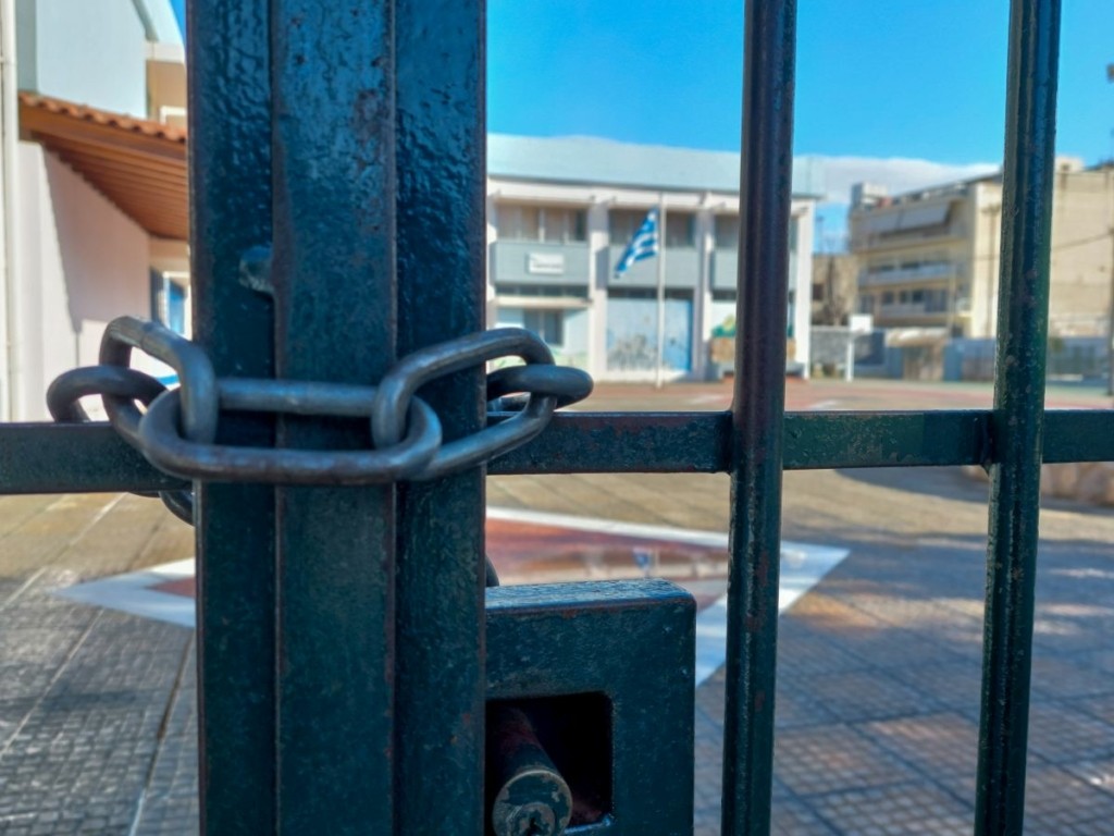 Το τερμάτισαν σε σχολείο στην Αταλάντη – Έβαλαν φωτιά σε αντισηπτικό και λαμπάδιασε όλος ο διάδρομος (vid)
