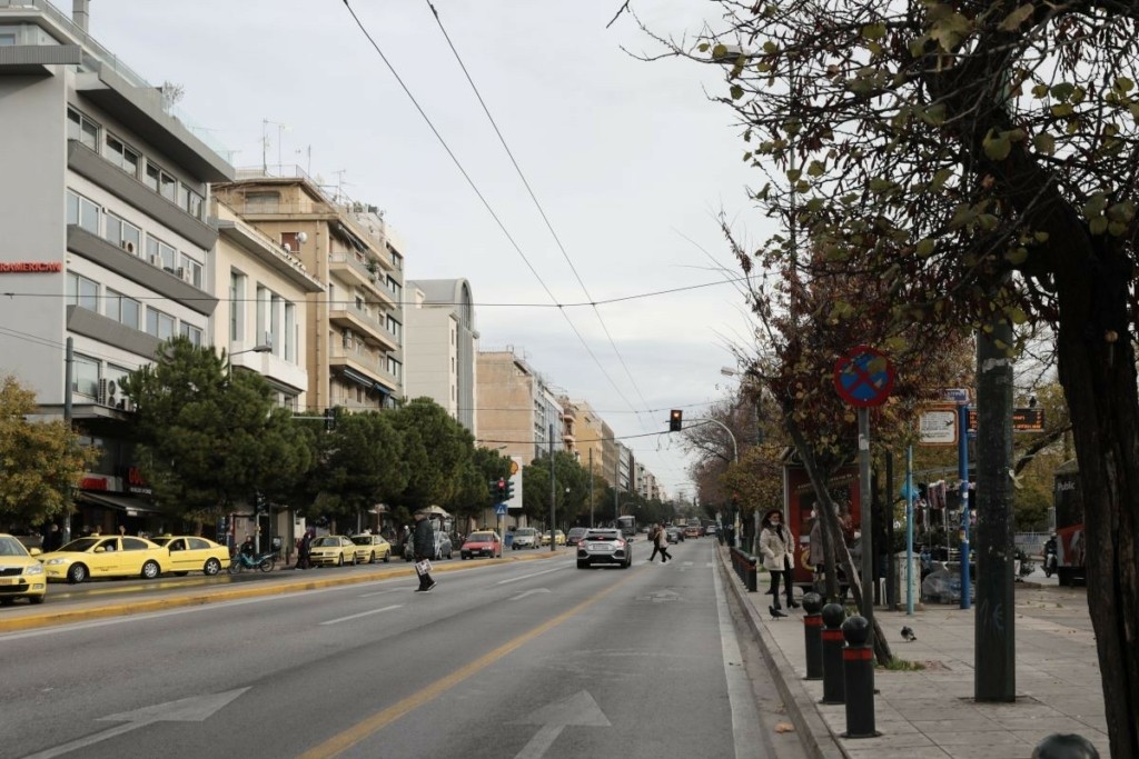 Απίθανο βίντεο από τροχαίο στη Συγγρού – Τον χτύπησε από πίσω σαν να μην τον είδε ποτέ (vid)