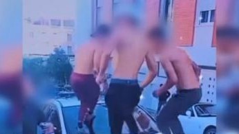 Προσήχθησαν δύο από τους νεαρούς που “χοροπηδούσαν” πάνω σε περιπολικό στη Λαμία για βίντεο στο Tik Tok (vid)