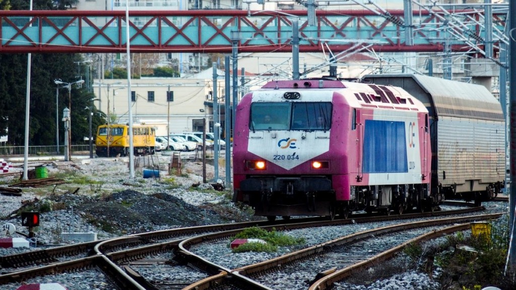 Σύγκρουση αμαξοστοιχίας του δρομολογίου Βόλος-Λάρισα με επιβατικό όχημα