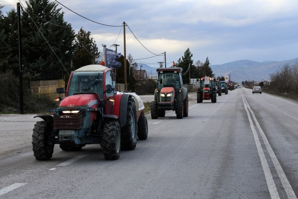 Στους δρόμους βγήκαν οι αγρότες της Θεσσαλίας – Ένταση με τις αστυνομικές δυνάμεις στον κόμβο της Νίκαιας