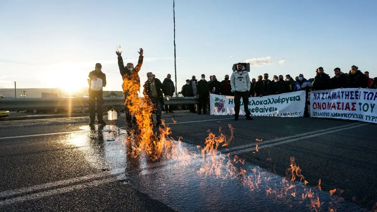 Φωτιά στο τσίπουρο έβαλαν οι παραγωγοί του Τυρνάβου – Ποιος ο λόγος της διαμαρτυρίας (pics&vid)