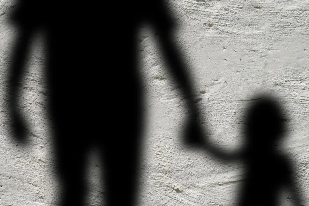 Φρίκη στην Κάλυμνο – Ο σύντροφος της μητέρας βίαζε κοριτσάκι και η μητέρα το γνώριζε