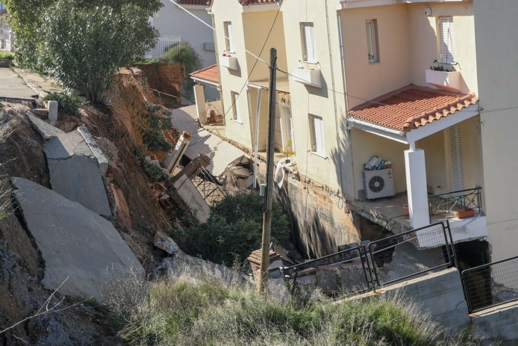 Αδιανόητες εικόνες στο Νέο Βουτζά – Η γη “καταπίνει” ολόκληρα σπίτια  (pics&vid)