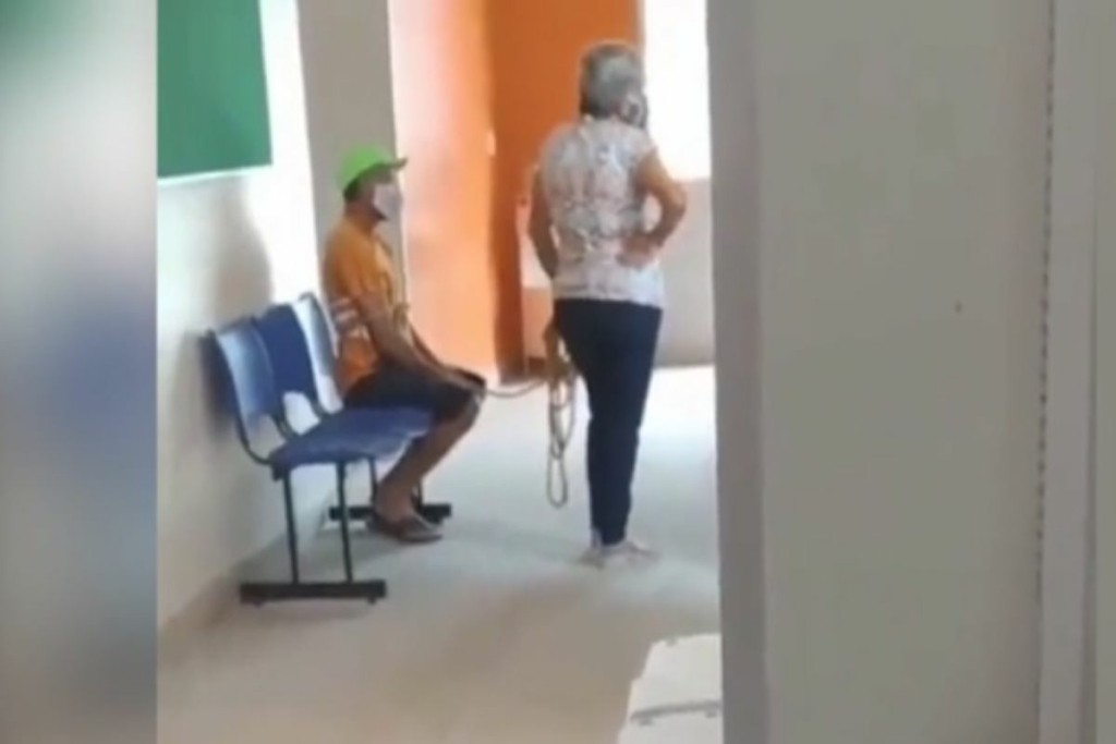 Έδεσε τον άνδρα της με σχοινί και τον πήγε να εμβολιαστεί – Φοβόταν μην “λακίσει” την τελευταία στιγμή (vid)