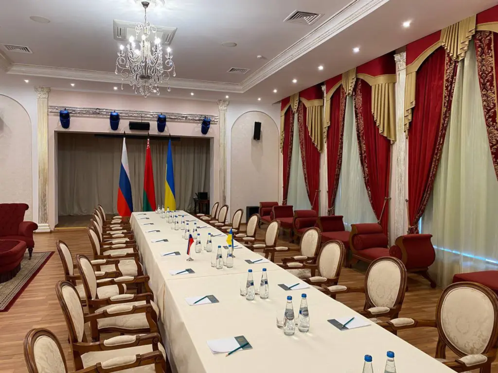 Όλα τα βλέμματα στις κρίσιμες συνομιλίες Ουκρανίας και Ρωσίας – “Η Μόσχα θέλει συμφωνία”