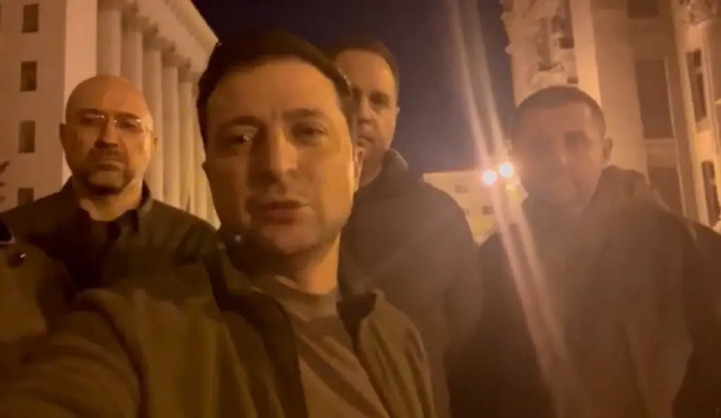 Ο Ουκρανός πρόεδρος παραμένει στο Κίεβο και το αποδεικνύει με ένα βίντεο