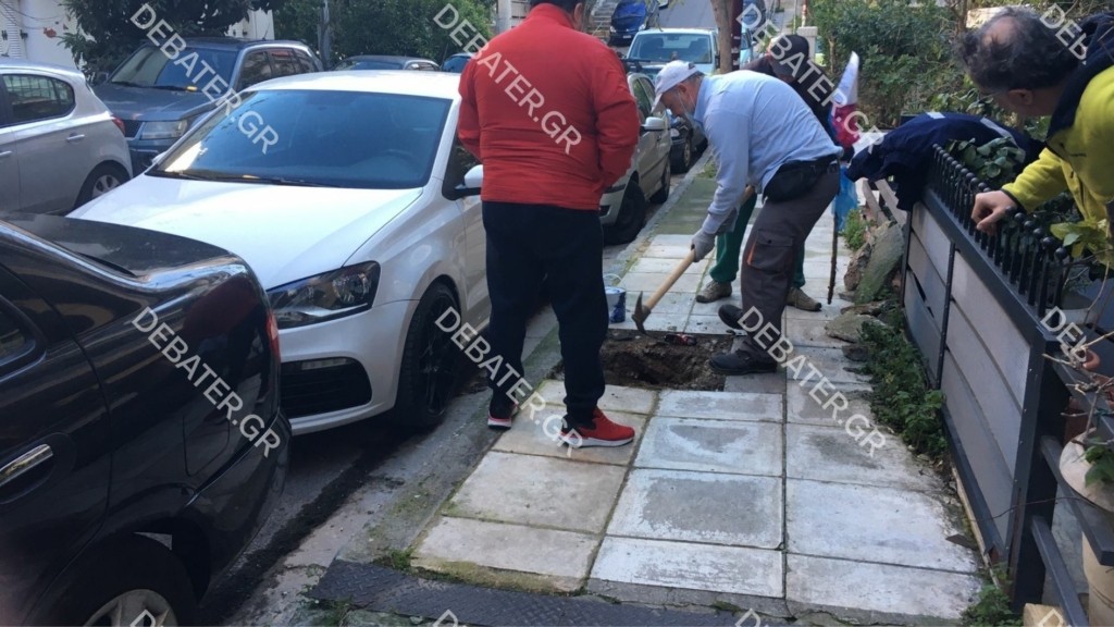 Κλείνουν την τρύπα 40 πόντων σε πεζοδρόμιο στου Ζωγράφου – Άμεση κινητοποίηση των Αρχών (pics&vid)
