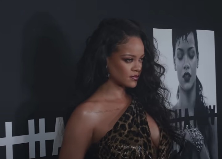 Ευτυχισμένη η Rihanna δείχνει τη φουσκωμένη της κοιλιά και “ρίχνει” το Instagram (pics)