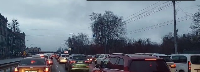 Ο φόβος “φώλιασε” στην Ουκρανία – Χιλιάδες πολίτες εγκαταλείπουν άρον άρον το Κίεβο (vids)