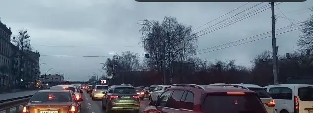 Ο φόβος “φώλιασε” στην Ουκρανία – Χιλιάδες πολίτες εγκαταλείπουν άρον άρον το Κίεβο (vids)