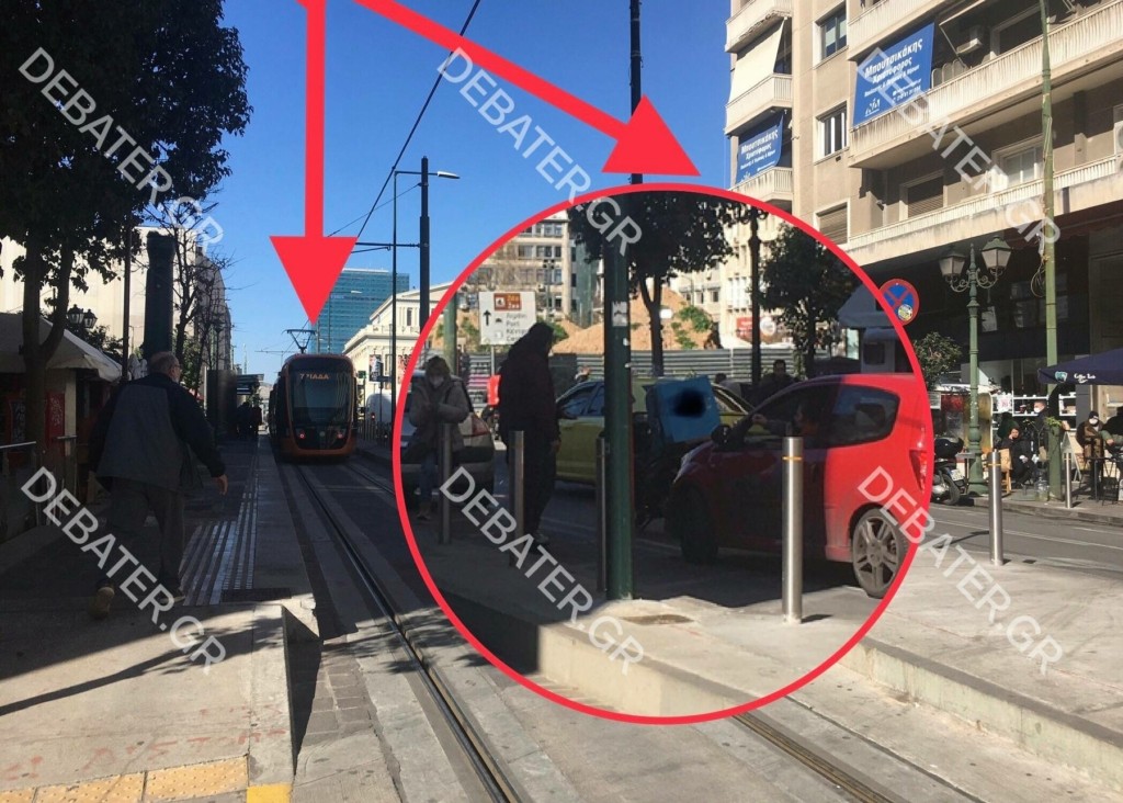 Πήγε να αποφύγει το τραμ και συγκρούστηκε με διανομέα – Πώς έγινε το ατύχημα