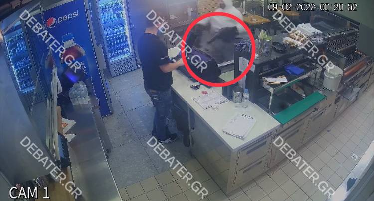 Καρέ-καρέ η ένοπλη ληστεία σε σουβλατζίδικο στην Πεύκη – Άρπαξε τις εισπράξεις και έφυγε σαν “κύριος” (vid)