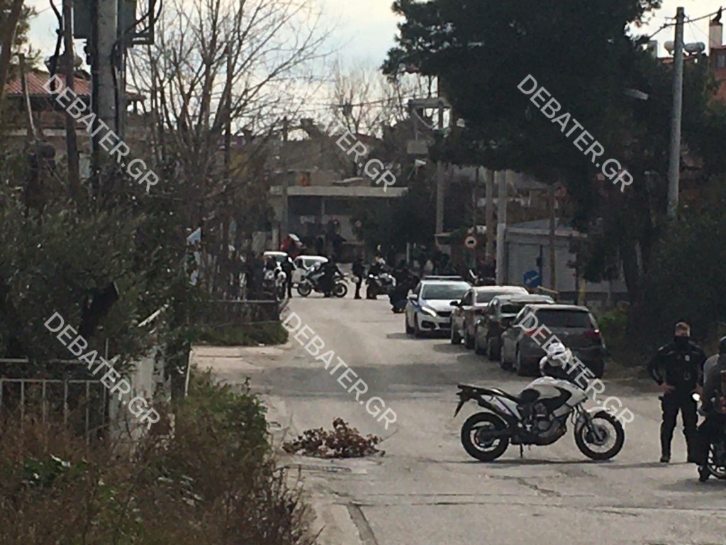 Επεισοδιακή καταδίωξη στο Μενίδι – ΙΧ εμβόλισε μηχανή της ΔΙΑΣ, τραυματίστηκε αστυνομικός