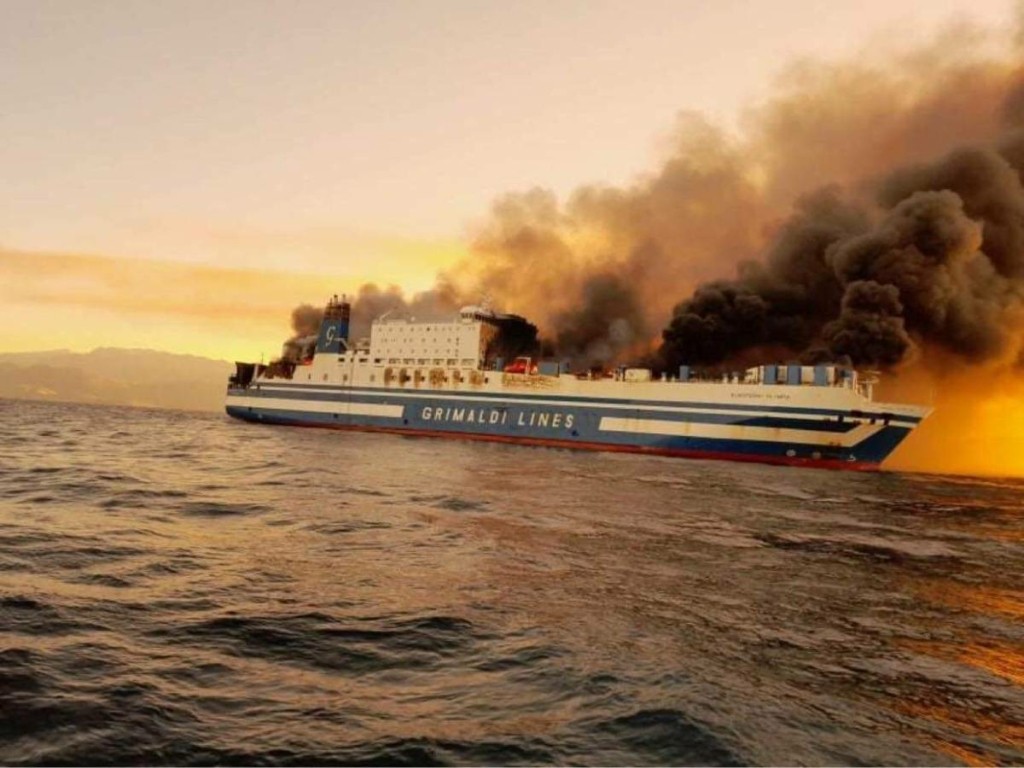 Βίντεο ντοκουμέντο από το φλεγόμενο πλοίο, καίγεται ολοσχερώς – Ένας τραυματίας – Στην Κέρκυρα οι διασωθέντες