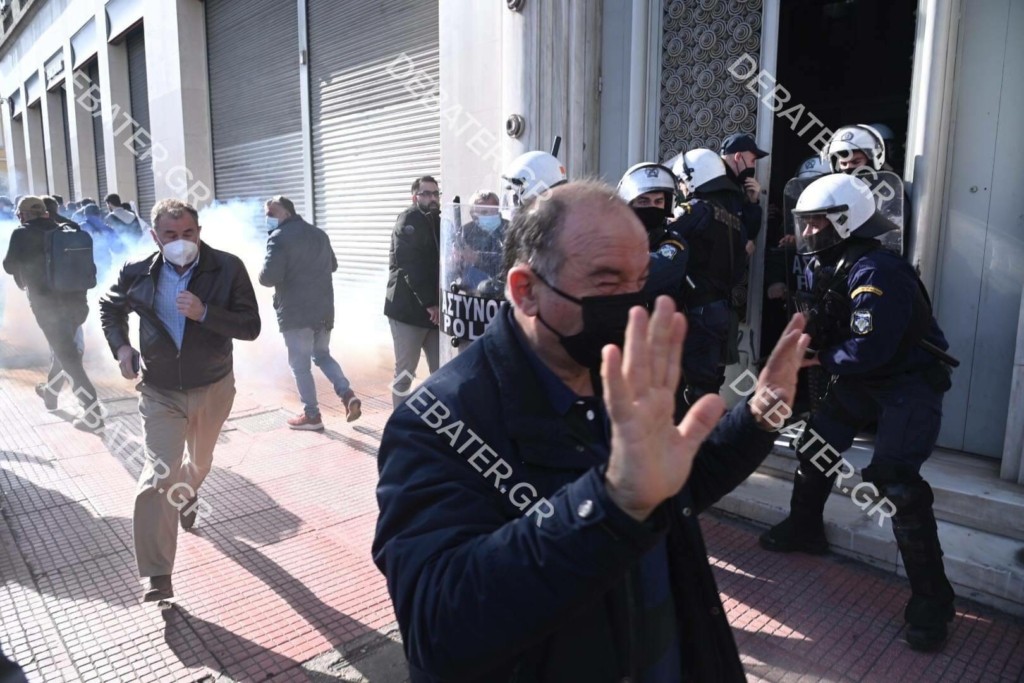 Επεισόδια και χημικά σε συγκέντρωση διαμαρτυρίας στην Πανεπιστημίου (pics&vids)