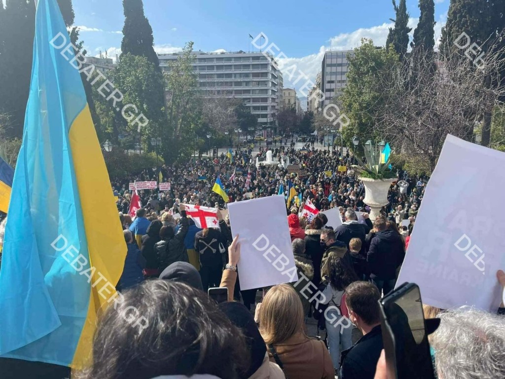 Συγκέντρωση στο Σύνταγμα ενάντια στον πόλεμο στην Ουκρανία – Συνθήματα κατά της Ρωσίας (pics)