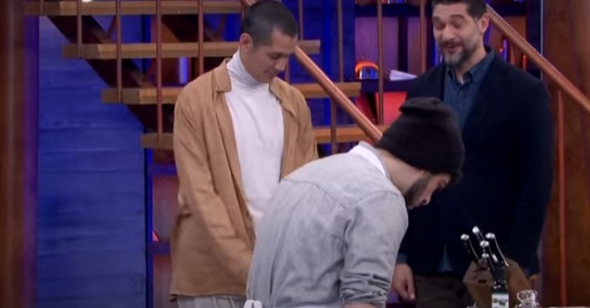 Ρεσιτάλ από τον Κοντιζά στο MasterChef – Το “προχώ” πουκάμισο που έκανε τον Ιωαννίδη να ξεκαρδιστεί και το… άσμα (vids)