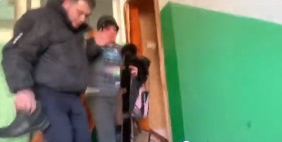Αίμα και χάος στην Ουκρανία – Tραυματισμένη γυναίκα βγαίνει από φλεγόμενο συγκρότημα κατοικιών (vid)