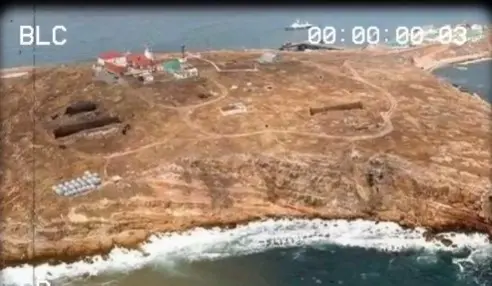 Παραδόθηκαν οι 82 Ουκρανοί στρατιώτες στο Φιδονήσι λένε οι Ρώσοι – Καμία αναφορά στους 13 νεκρούς (vid)