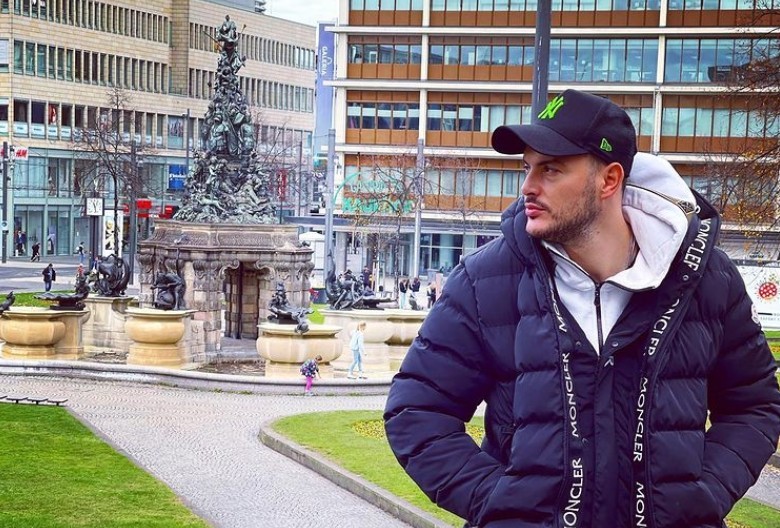 Ο Σάκης Αρσενίου μπαίνει στο Survivor και δηλώνει “ερωτοχτυπημένος” με το ριάλιτι – Ολα όσα δεν γνώριζες για τον νέο Διάσημο (vid)