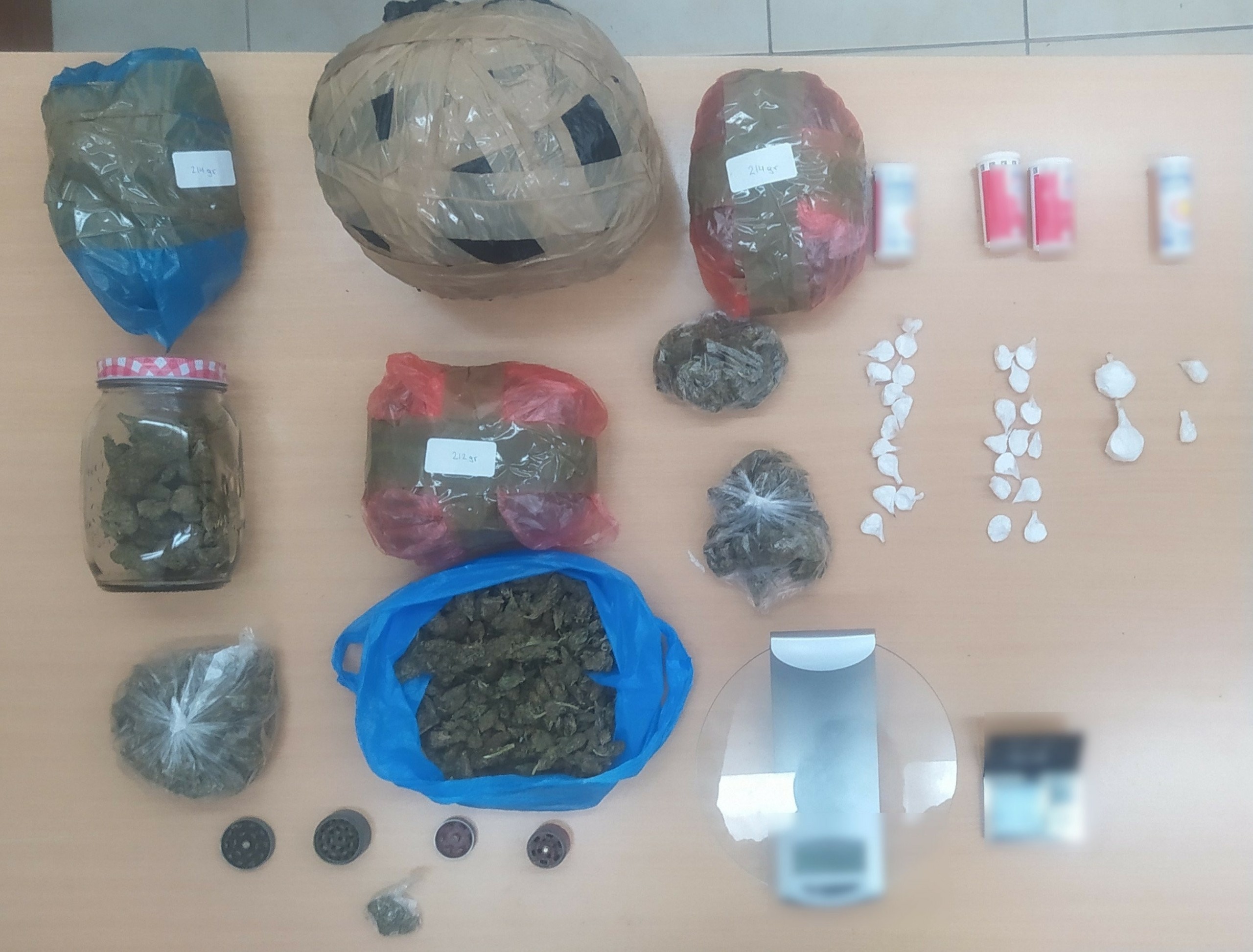 Ολόκληρο οπλοστάσιο σε σπίτια στην Πάτρα – Είχαν μέχρι και στρατιωτικά εκρηκτικά (pic)