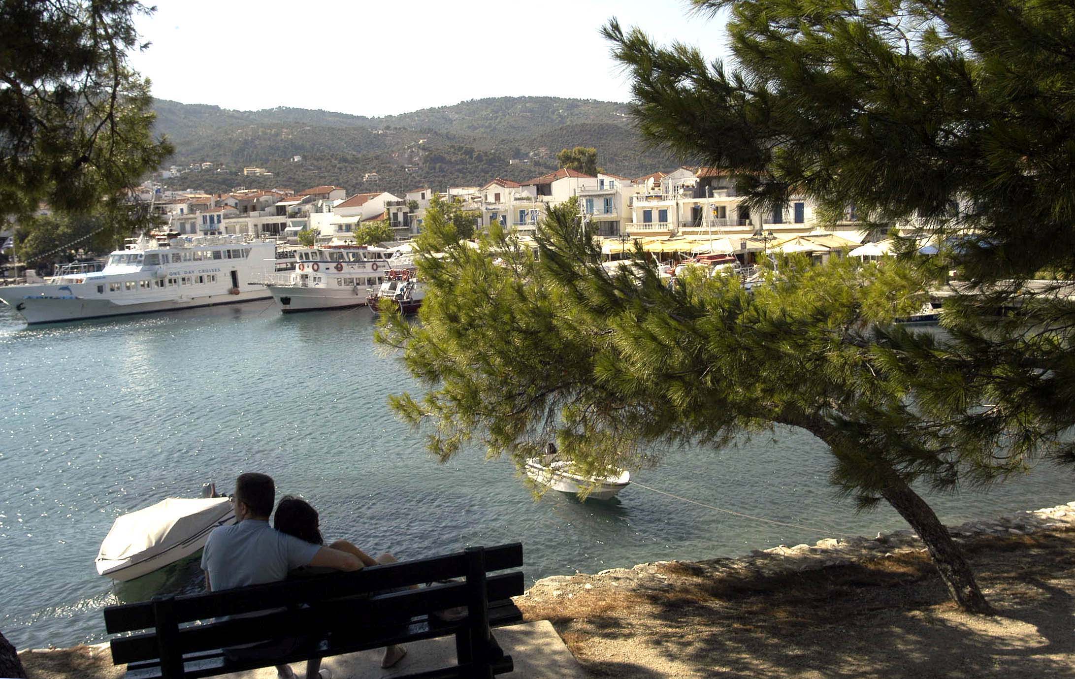 Η Σκιάθος “ταξιδεύει” στο μετρό του Παρισιού και του Λονδίνου