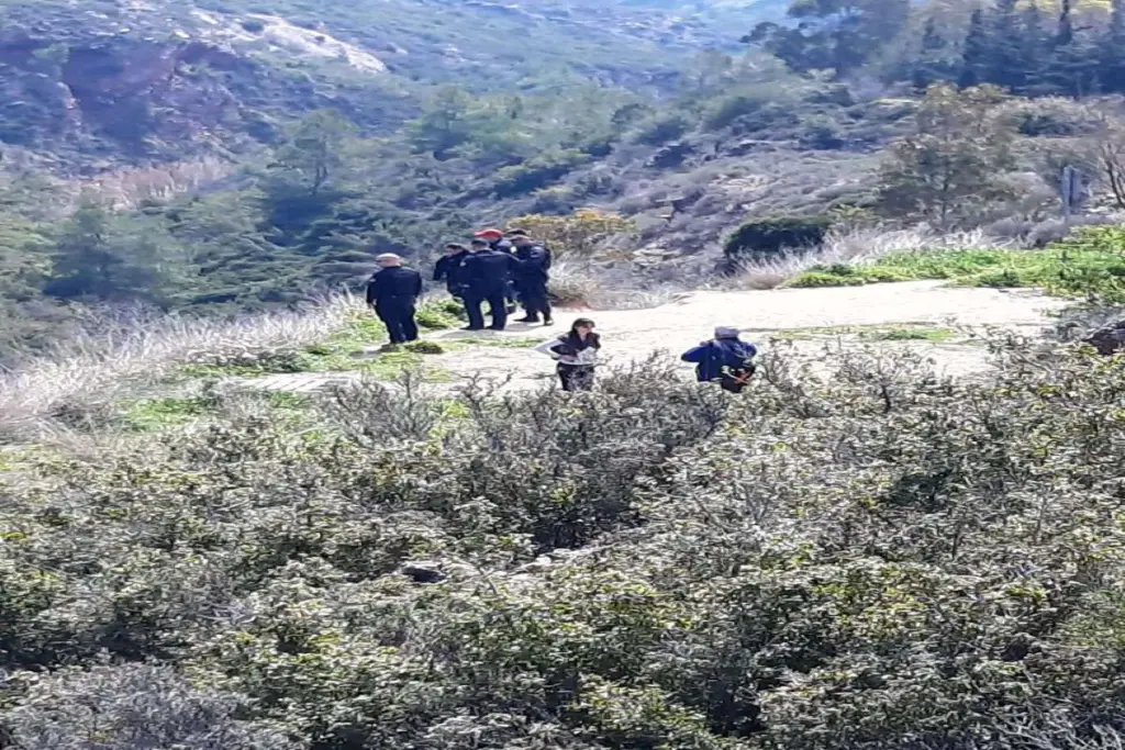 Γυναίκα έπεσε σε γκρεμό στο Ντράφι – Οι δραματικές στιγμές του απεγκλωβισμού της (vids)